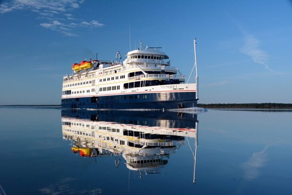 lake cruise ship